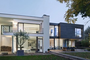  Mit ihrem zweigeschossigen Neubau interpretieren die Architekten vom Büro Vonhoegen Architekten aus Würselen das klassische Thema der Villa in Holzrahmenbauweise neu. Dafür gab es einen der drei Preise beim Rettenmeier-Zunftholzpreis 