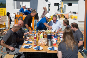  Mittagspause mit reichlich leckeren Schnitzeln. So was gibt es für die Maurer auf der Baustelle natürlich sonst nicht 