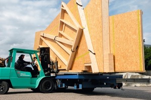  Die überdimensionalen Wand- und Deckenteile wurden mit einem Tieflader vom Abbundplatz zur Baustelle gefahren 