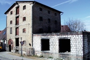  Vor der Wende sollte aus dem alten Speicher in Klütz ein „Getränkestützpunkt“ der Konsumgenossenschaft werden. Erste Mauern für eine damit verbundene Erweiterung (rechts im Bild) wurden wieder abgerissenFoto: Werner Peters  