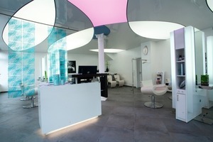  Wurde dank hinterleuchteter Spanndecken zum Hingucker im Ort: der Friseursalon Zinck in Kirchheimbolanden 