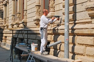  Zur Wiederherstellung der Sandsteinfassade nutzen die Handwerker auch historische Bauunterlagen und Fotos als Referenzen 