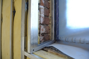  In der Fensterlaibung nimmt eine Unterkons-truktion aus U-Profilen die notwendige Dämmung auf 