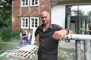  Thomas Wieckhorst, verantwortlicher Redakteur, vor der umgebauten Remise in Gütersloh (ab Seite 16)Kontakt: 05241/801040, thomas.wieckhorst@bauverlag.de 