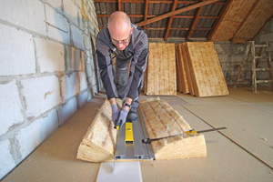  Thomas Wieckhorst, Chefredakteur der Zeitschriften bauhandwerk und dach+holzbau, testet den Dämmstoffschneider Integra FastCut auf einer Baustelle in Bad Lippspringe Fotos: Thomas Schwarzmann 