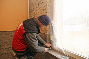  Sauberes Arbeiten ist Pflicht: Hier werden Fenster und Fensterbank vor Verschmutzungen geschützt 