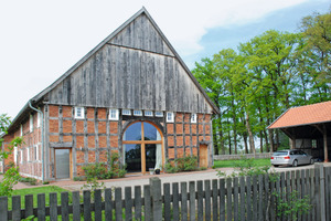  Das translozierte und sanierte Vierständer-Fleetdeelenhaus in Rietberg: Die Aufteilung des ehemaligen Deelentors findet sich in der Gestaltung des großflächigen neuen Fensters wieder
Foto: Marvin Klostermeier 