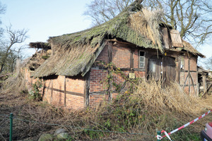  Nach einem Orkan war im Herbst 2009 der Dachstuhl der Kate eingestürztFoto: Holzbau Gehrmann 