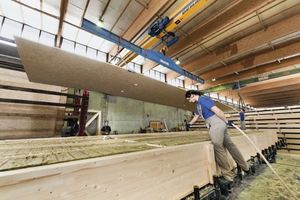  Vorfertigung bei der Holzbau Saurer GmbH im Österreichischen Höfen: Das Deckenelement wird für die Beplankung vorbereitet
 