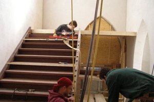  Montage der restaurierten alten Holztreppe 