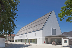  Für den Bau des neuen Kultur- und Kongressforums ergänzte das Büro Florian Nagler Architekten das Stadtbild von Altötting um ein weiteres Langhaus Foto: Stefan Müller-Naumann 