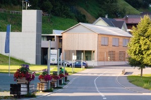  Ein freistehender Betonturm für die Feuerwehr und der Kita-Giebelbau mit markanter Lärchenholzlattung bilden den neuen Abschluss der Festwiese Thüringerberg 