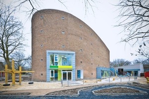  In der 1962 nach Plänen des Architekten Heinz Esser als großes Backsteinoval in Münster erbauten Kirche befindet sich heute eine Kita 