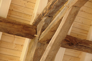  Detail altes Holztragwerk mit neuer Holzverschalung 