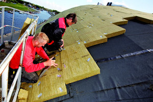  Der Bau der Sporthalle in Friedrichskoog erforderte wegen der extravaganten Gebäudeformen ein Team von versierten Dachdeckern 
