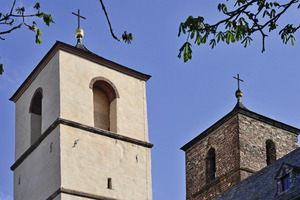  Der nach historischem Vorbild wieder verputzte Nord-Ost-Turm (links) der Wormser Andreaskirche neben seinem unsanierten Zwilling (rechts)Foto: tubag 
