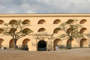  Der Ehrenhof der Koblenzer Festung Ehrenbreitstein erhielt im Zuge der Sanierungs- und Umbauarbeiten einen Anstrich mit gelber SilikatfarbeFotos: Thomas Wieckhorst 