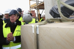  Bundesbauministerin Barbara Hendricks am 1. April auf der Stadtschloss-Baustelle in Berlin bei der Anlieferung des ersten in Sandstein gehauenen Fassadenschmucks Foto: BMUB / Adam Berry 