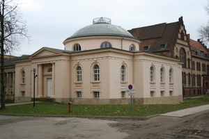  Von Säulen flankierter Haupteingang in das Tieranatomische Theater 