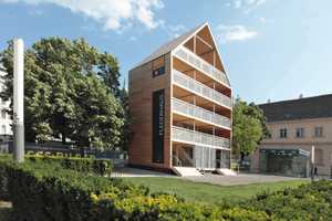  Das Flederhaus an seinem ersten Standort im Herzen Wiens. Es schenkt Freiraum für Gedanken, die „umgeben von städtischen Wirbelwinden Inhalt und Bewegung erhalten“. So zumindest wünschen es sich die Architekten
Foto: Griffnerhaus AG 