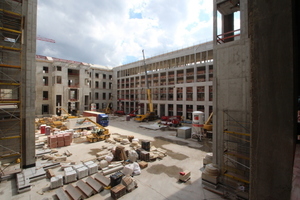  Montage der „zeitgenössischen“ Fassade mit Kran und Hubsteiger 