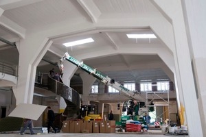  Montage der Stahlspindeltreppe in der großen Halle 