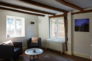  Blick in das heutige Wohnzimmer OG. Das Sichtbalkenwerk wurde im Originalzustand belassen und geölt. In Korrespondenz mit dem historischen Dielenboden wirkt der Raum dadurch authentisch in seiner Zeit 