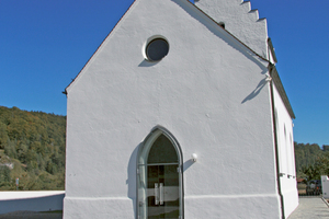  Die formal reduzierte Stahl-Glas-Konstruktion geht mit der schlichten Fassade der historischen Kirche eine gelungene Synthese ein 