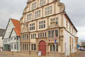  Die jüngsten Restaurierungsarbeiten am Lemgoer Hexenbürgermeisterhaus beschäftigten sich mit der prächtigen im Stil der Weserrenaissance gestalteten Ostfassade Foto: Thomas Wieckhorst 