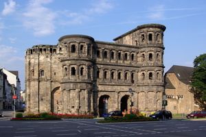  Die Porta Nigra in Trier gehört seit 1986 zum Weltkulturerbe. Der Name „Porta Nigra – Schwarzes Tor“ geht auf den Schmutz zurück, der sich über die Jahrhunderte auf dem Sandstein abgesetzt hat. Dieser soll nun untersucht werden 