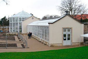  Das aus zwei Flügeln und einem Mittelbau bestehende Palmenhaus im Park von Schloss Pillnitz galt seinerzeit als das größte komplett aus Gusseisen bestehende Gewächshaus Deutschlands 