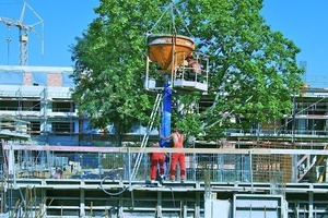  Die Rohbauer betonieren die Kelleraußenwände 