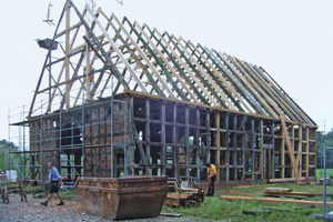  Den Dachstuhl bauten die Handwerker mit den originalen Hölzern wieder auf und fügten&nbsp; zusätzliche Zwischengebinde ein
Foto: Fachwerkstatt Drücker &amp; Schnitger 