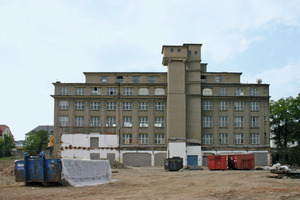  Das Produktionsgebäude des ehemaligen Verpackungsmittelwerks in Saalfeld vor Beginn der UmbauarbeitenFotos (3): Harald Gasmann / k.u.g.-architekten 