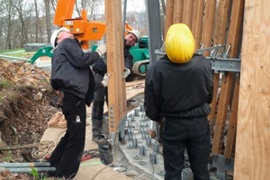  Bei der Montage mussten die Stabschalen in die Metallverbinder eingefädelt werden 