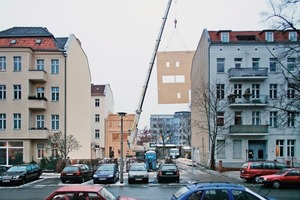  Schwebende Wände über dem Stadtbezirk Pankow in Berlin: mit einem 60 Tonnen-Kran wurde binnen weniger Stunden das Haus aus 7 Elementen (5 Außen-, 2 Innenwände) aufgerichtet  