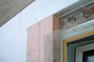  Um mit wenigen VIP-Standardformaten arbeiten zu können, verwendeten die Handwerker zum Beispiel am Fenster Platten aus Resolharzschaum, die sich im Gegensatz zur Vakuumdämmung auf der Baustelle gut zuschneiden lassen 
