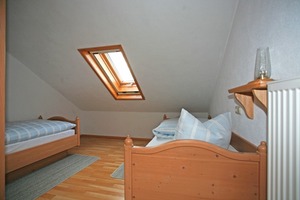  Vorher und nachher: Das dunkel wirkende Gästezimmer mit dem Einzelfenster (linkes Bild) und dasselbe Zimmer nach Einbau der beiden nebeneinander liegenden Dachwohnfenster 