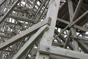  Die Holz-Achterbahn „Mammut“ ist die neueste Attraktion im Erlebnispark Tripsdrill. Die Holzkonstruktion hat eine Gesamtlänge von 860 m, ist 30 m hoch und wurde mit Schraubnägeln, Bolzen und Holzbohrschrauben komplett mechanisch verschraubt 