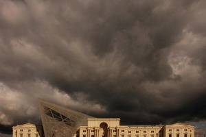  Der metallische Keil ist nicht so zerstörerisch, wie er auf den ersten Blick scheint: Durch seine Gitterstruktur hindurch ist die Fassade des Altbaus sichtbarFoto: Benedikt Kraft 