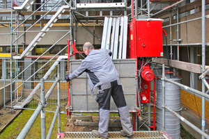  Der Transport der neuen Fenster in die obenliegenden Etagen erfolgt bequem über einen Bau-Aufzug 