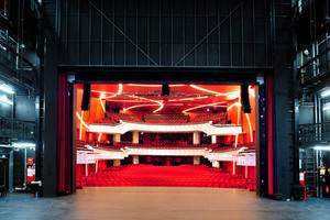  Blick von der Bühne aus in den Theatersaal 