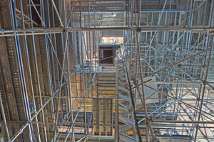  Bei den Restaurierungsarbeiten in der Kathedrale Saint-Michel reichte die Transportbühne bis unter das Deckengewölbe in eine Höhe von 25 m 