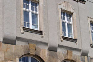  Bei diesem Gebäude der HfBK in Dresden trifft der Kratzputz vom Obergeschoss auf die Natursteinfassade im Erdgeschoss<br />Foto: Baumit<br /> 