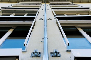  Gebäudesanierung in Karlsruhe: Bei der nachträglichen Balkonmontage wurden die Balkonplatten in ein spezielles, an die Vakuum-Dämmung angepasstes Verbindungsmodul eingehängt 