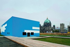  Die von Adolf Krischanitz entworfene Temporäre Kunsthalle auf dem Schlossplatz in Berlin wird durch ihre Fassadengestaltung selbst zum Kunstwerk. Bis vor kurzem waren hier die beiden oben auf dem Bild gezeigten Pixel-Wolken von Gerwald Rockenschaub zu sehen 