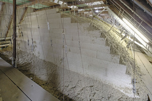  Wegen der spinnennetzartigen Spanndrähte der Rabitzkonstruktion mussten die Handwerker das Tonnengewölbe von oben mit granulierter Mineralwolle beflocken 