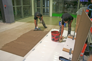  Rechts: Auf dem alten Boden erstellen die Handwerker ein Kleberbett 