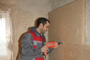  Befestigung von Holzfaserdämmplatten mit Tellerdübeln auf der Innenseite einer Außenwand Foto: Pavatex 