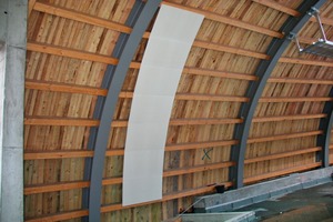  Bekleidung der Kuppel: Die Feuerschutzplatten wurden direkt auf ein Holztragwerk montiert und mit Fugenspachtel gespachtelt<br /> 